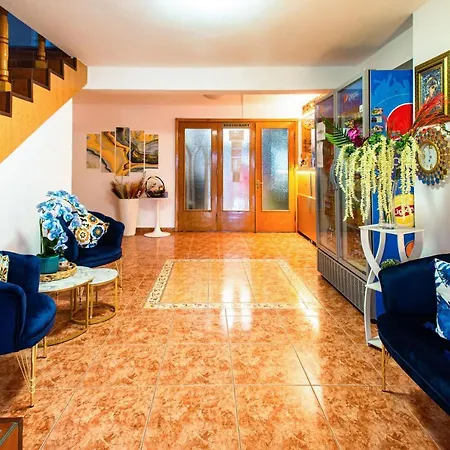 Roxy & Maryo Hotel 3*